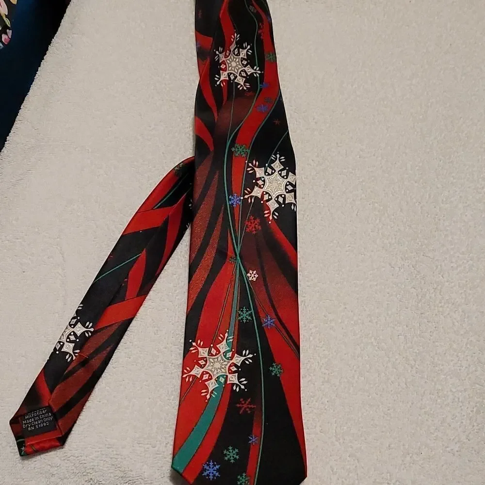 ‎Hallmark holiday snowflake tie
